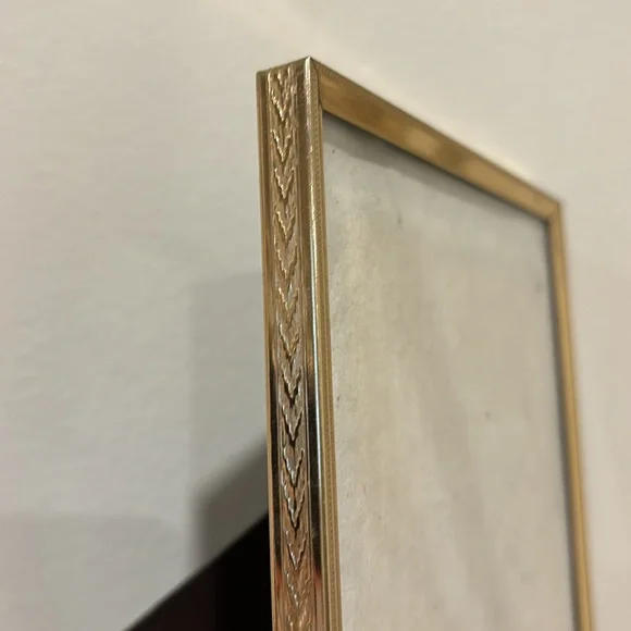 Two 5x7 inch vintage gold frames - Picture 8 of 9